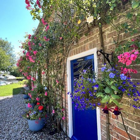 Adorable Two Bed Norfolk Broads Holiday Home - River Views With Moorings & Fishing Stalham Buitenkant foto