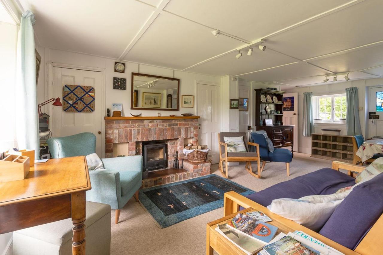 Adorable Two Bed Norfolk Broads Holiday Home - River Views With Moorings & Fishing Stalham Buitenkant foto