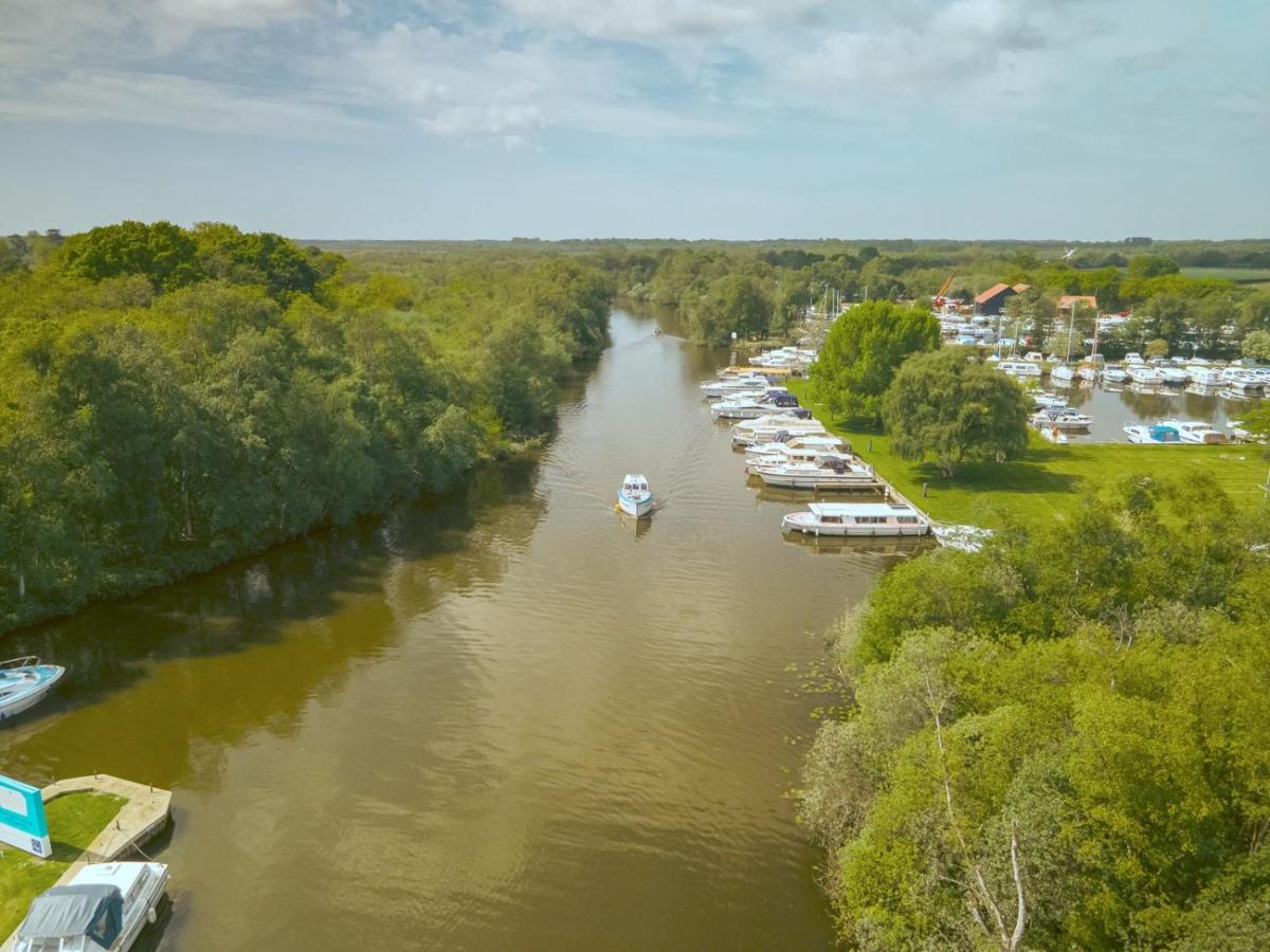 Adorable Two Bed Norfolk Broads Holiday Home - River Views With Moorings & Fishing Stalham Buitenkant foto