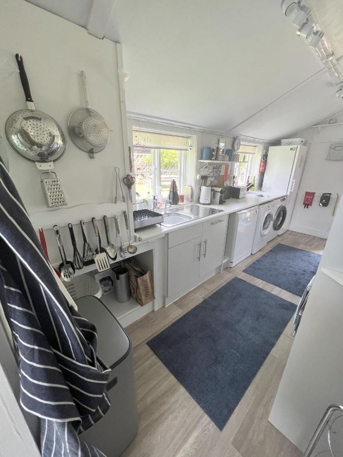 Adorable Two Bed Norfolk Broads Holiday Home - River Views With Moorings & Fishing Stalham Buitenkant foto
