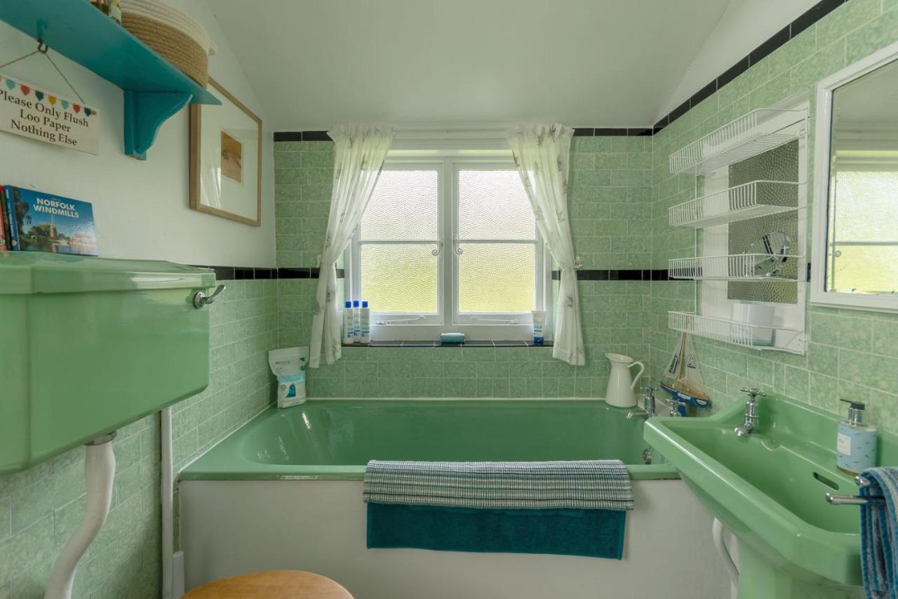 Adorable Two Bed Norfolk Broads Holiday Home - River Views With Moorings & Fishing Stalham Buitenkant foto