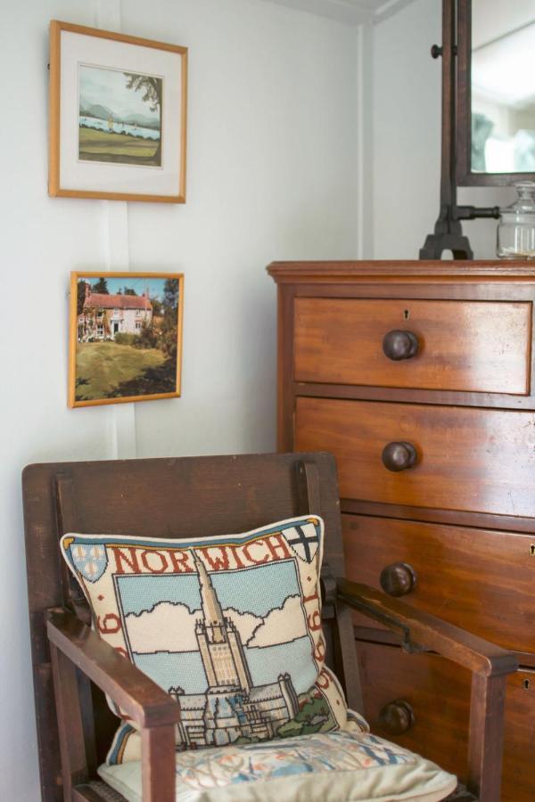 Adorable Two Bed Norfolk Broads Holiday Home - River Views With Moorings & Fishing Stalham Buitenkant foto