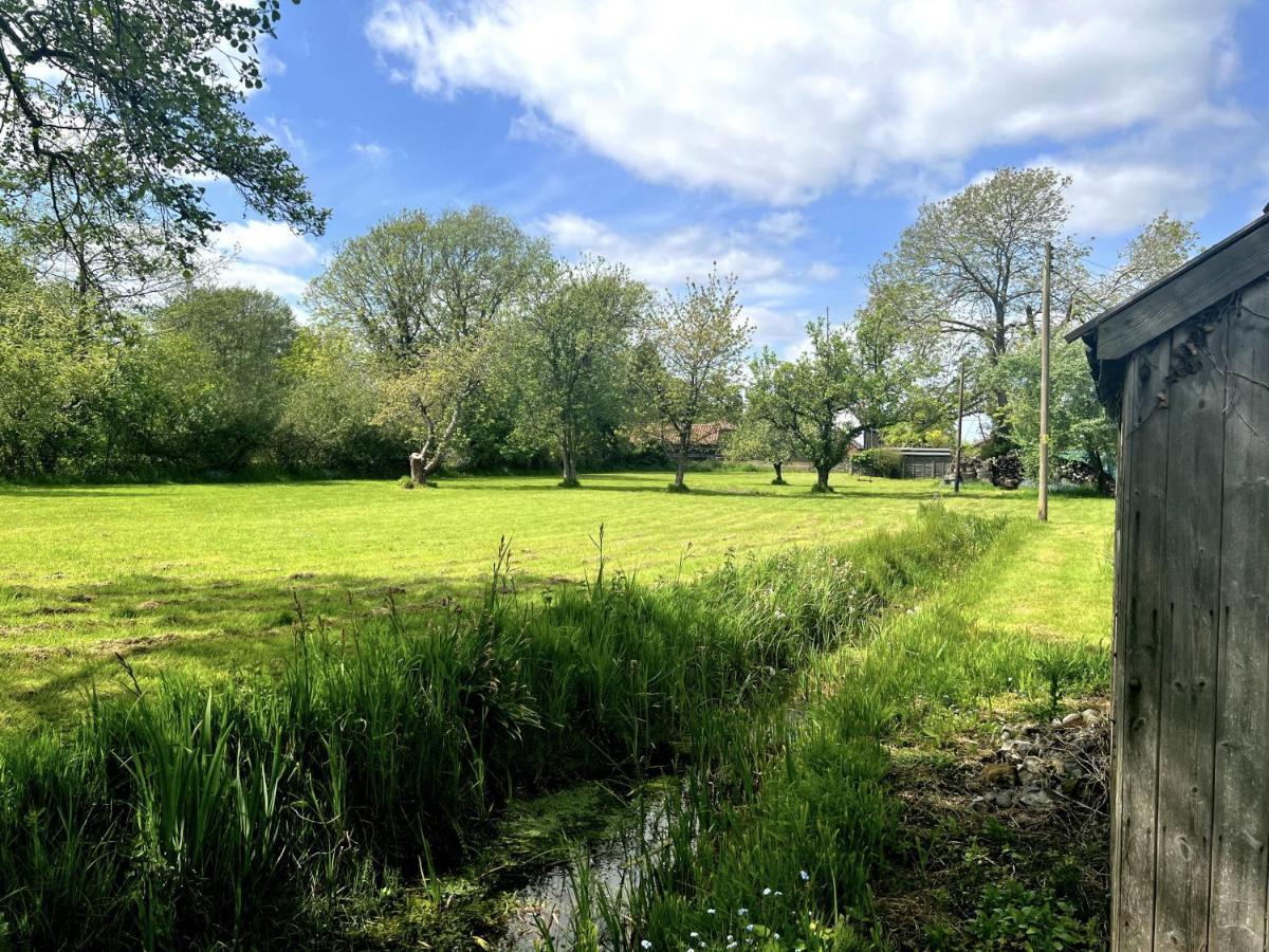 Adorable Two Bed Norfolk Broads Holiday Home - River Views With Moorings & Fishing Stalham Buitenkant foto