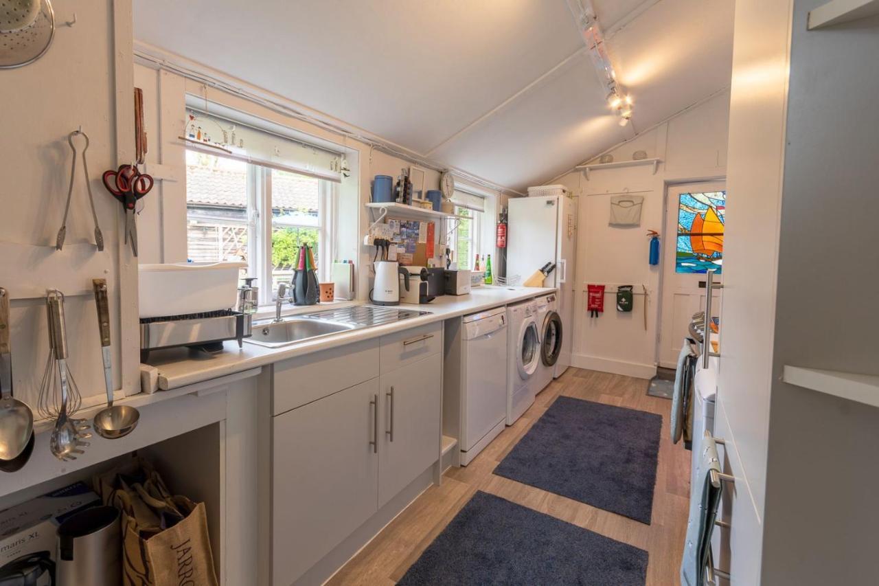 Adorable Two Bed Norfolk Broads Holiday Home - River Views With Moorings & Fishing Stalham Buitenkant foto