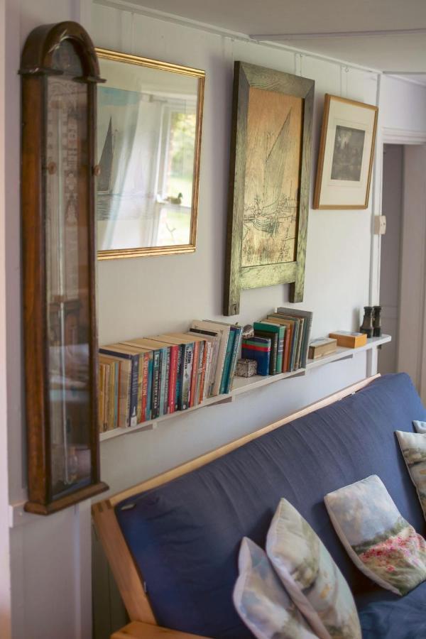 Adorable Two Bed Norfolk Broads Holiday Home - River Views With Moorings & Fishing Stalham Buitenkant foto
