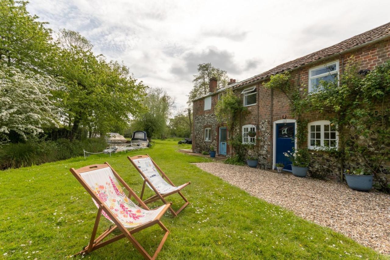 Adorable Two Bed Norfolk Broads Holiday Home - River Views With Moorings & Fishing Stalham Buitenkant foto