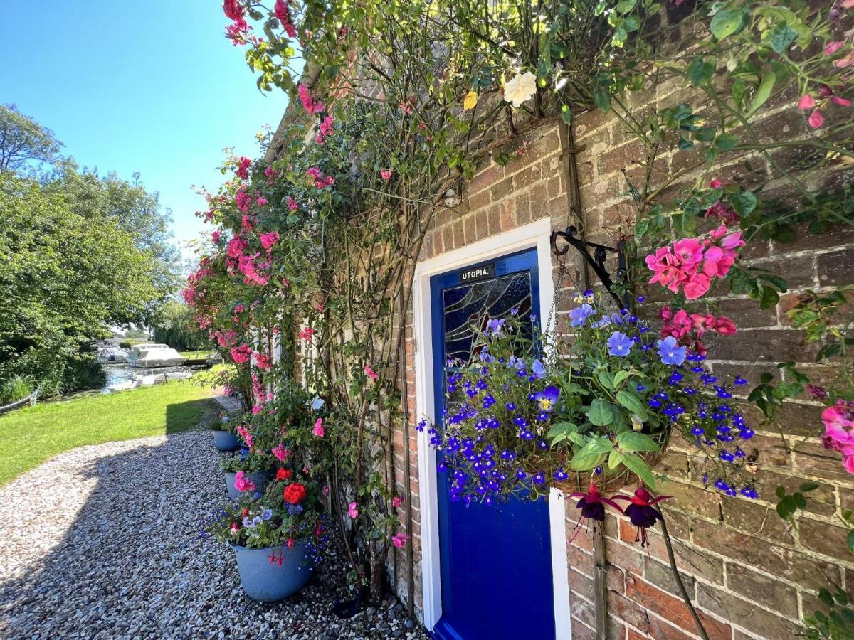 Adorable Two Bed Norfolk Broads Holiday Home - River Views With Moorings & Fishing Stalham Buitenkant foto