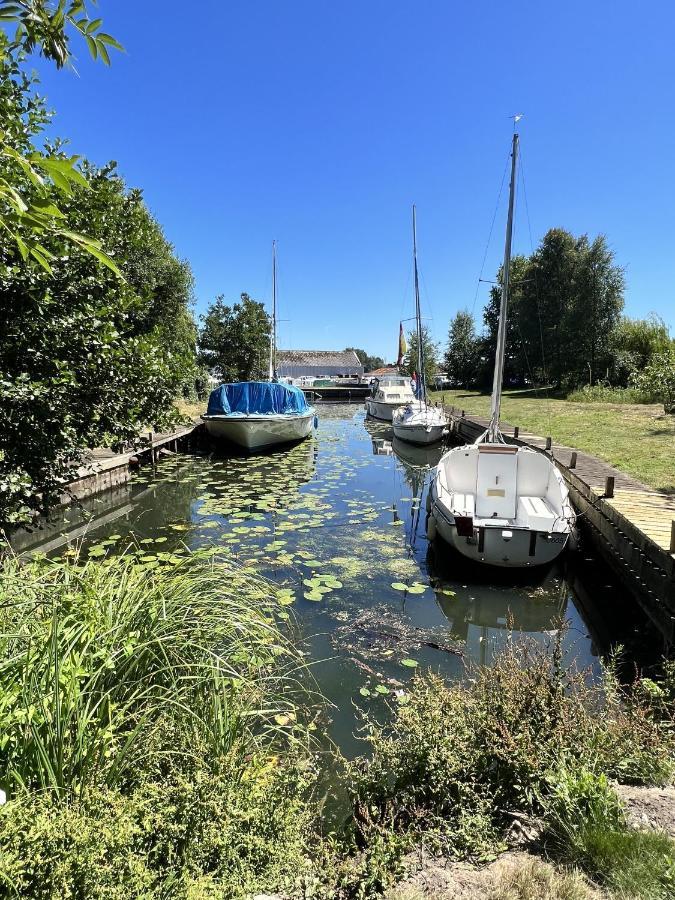 Adorable Two Bed Norfolk Broads Holiday Home - River Views With Moorings & Fishing Stalham Buitenkant foto