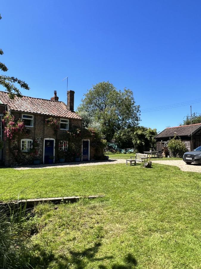 Adorable Two Bed Norfolk Broads Holiday Home - River Views With Moorings & Fishing Stalham Buitenkant foto