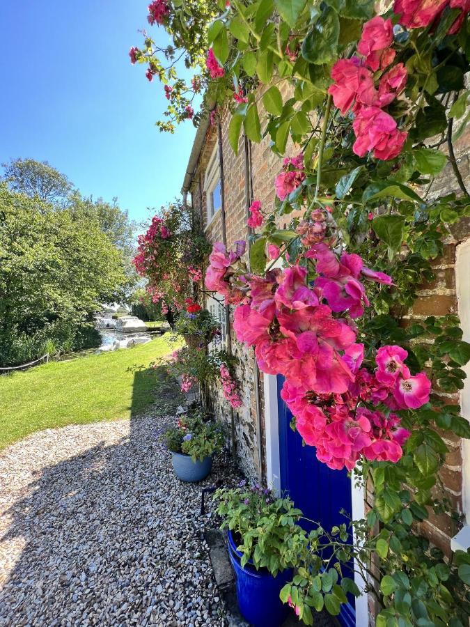 Adorable Two Bed Norfolk Broads Holiday Home - River Views With Moorings & Fishing Stalham Buitenkant foto