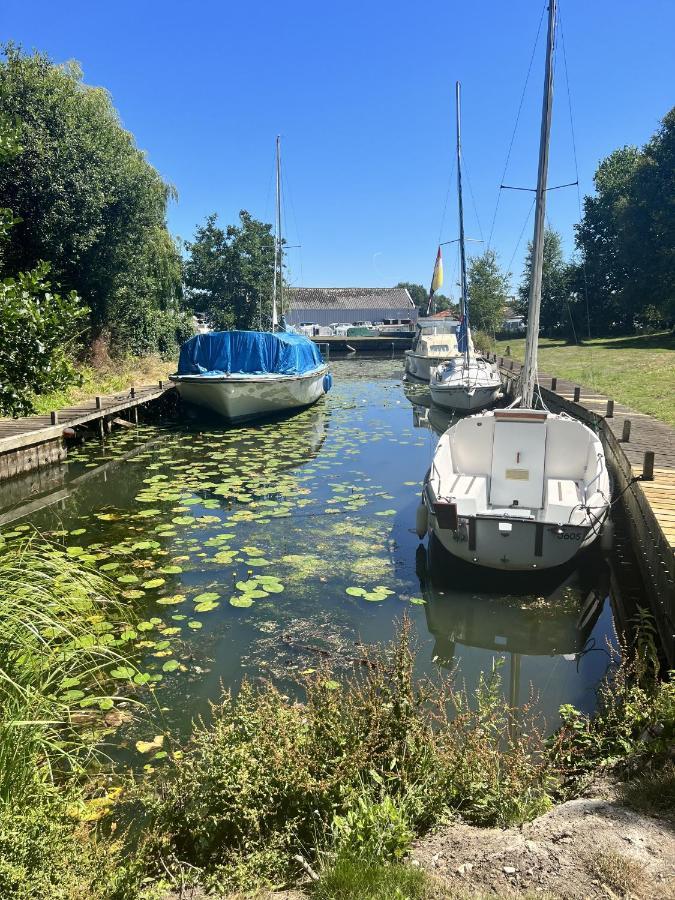 Adorable Two Bed Norfolk Broads Holiday Home - River Views With Moorings & Fishing Stalham Buitenkant foto