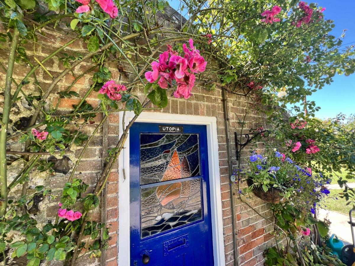 Adorable Two Bed Norfolk Broads Holiday Home - River Views With Moorings & Fishing Stalham Buitenkant foto