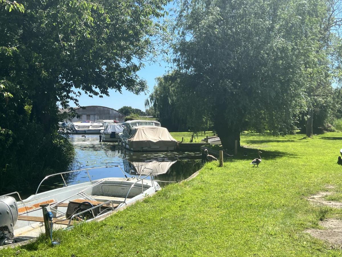 Adorable Two Bed Norfolk Broads Holiday Home - River Views With Moorings & Fishing Stalham Buitenkant foto