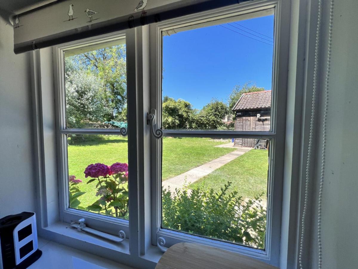 Adorable Two Bed Norfolk Broads Holiday Home - River Views With Moorings & Fishing Stalham Buitenkant foto