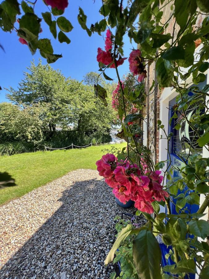 Adorable Two Bed Norfolk Broads Holiday Home - River Views With Moorings & Fishing Stalham Buitenkant foto